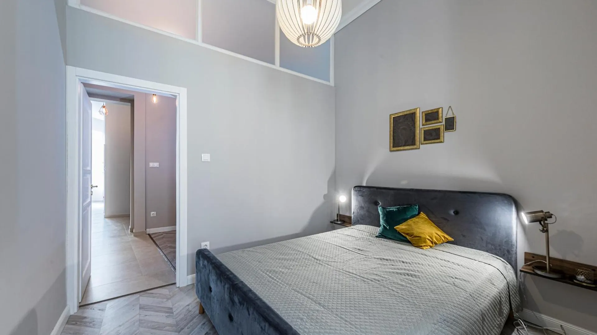 2Bdr+2A/C+For Long Term Too+Large Flat+Quiet+Soho! Apartment Budapest 0*,
