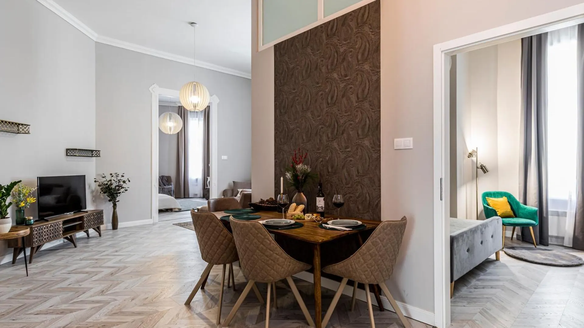 2Bdr+2A/C+For Long Term Too+Large Flat+Quiet+Soho! Apartment Budapest