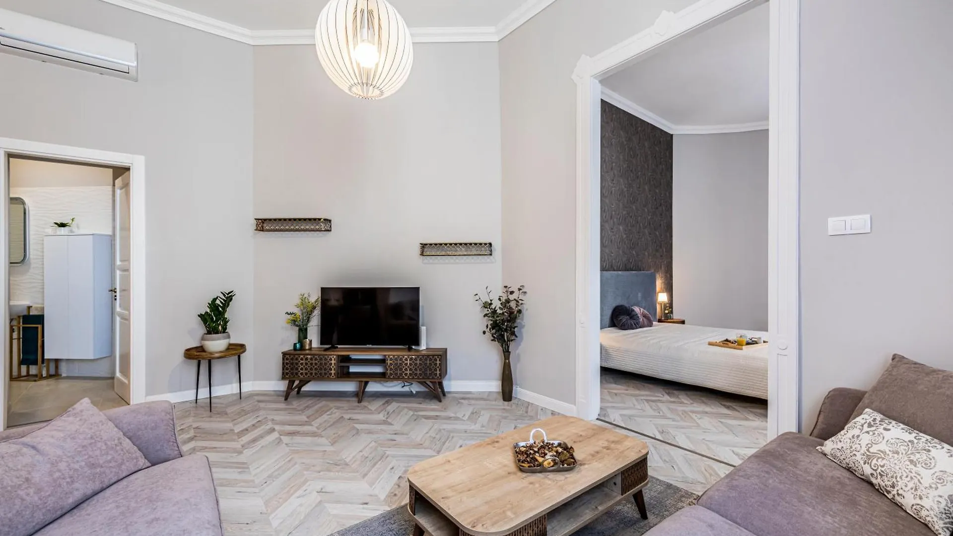 2Bdr+2A/C+For Long Term Too+Large Flat+Quiet+Soho! Apartment Budapest