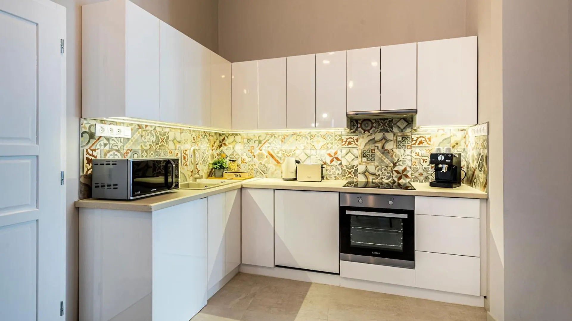 2Bdr+2A/C+For Long Term Too+Large Flat+Quiet+Soho! Apartment Budapest 0*,